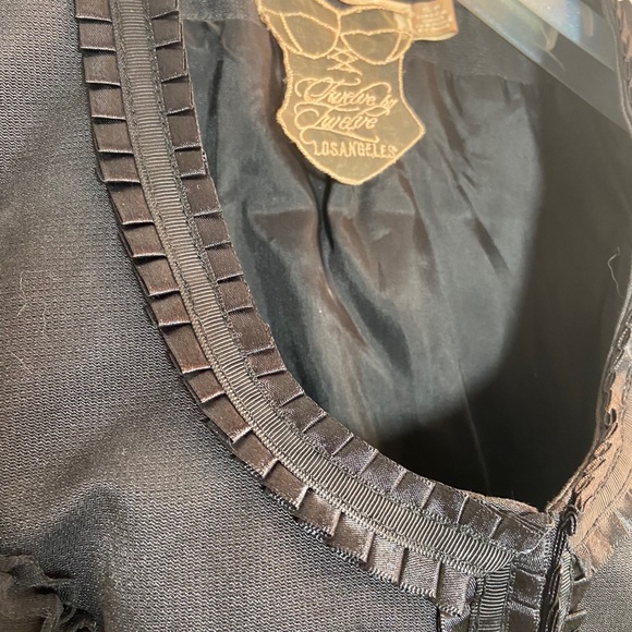 Twelve by Twelve Los Angeles Hook Front Top - Picture 4 of 6